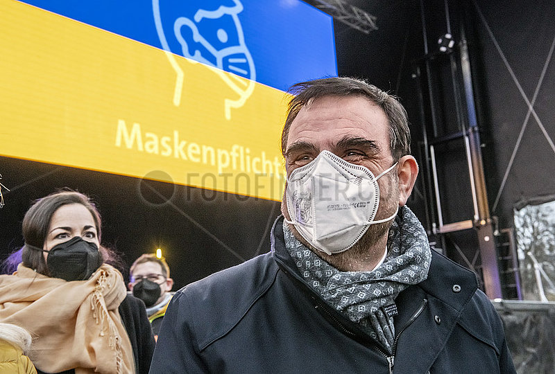 Klaus Holetschek,  Bayerischer Gesundheitsminister,  mit FFP2-Maske,  Maskenpflicht,  Friedensdemo Ukraine,  Königsplatz,  München,  02.03.2022,  abends