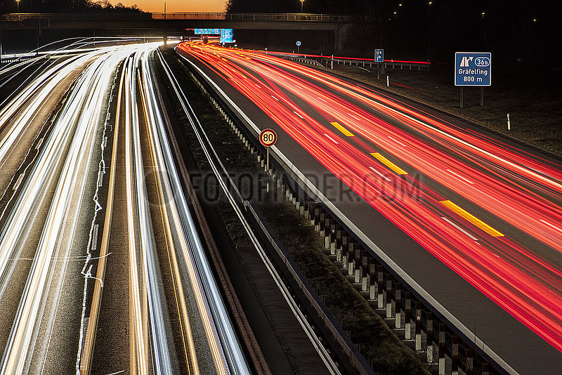 Autofahrer auf der Autobahn A96,  München-Lindau,  9. März 2022,  abends