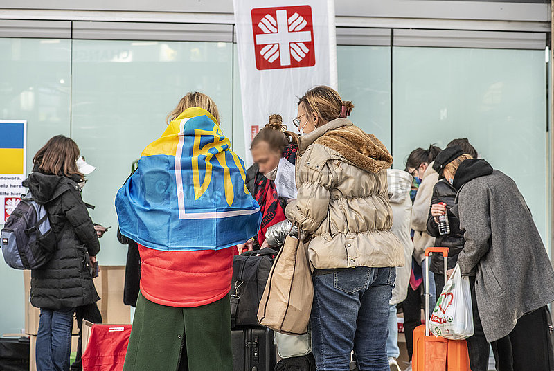 Zentrale Anlaufstelle der Caritas für Flüchtlinge aus der Ukraine,  Mitarbeitende der Caritas und Ehrenamtliche betreuen am Hauptbahnhof mit Hilfsangeboten ukrainische Flüchtlinge,  München,  9. März 2022