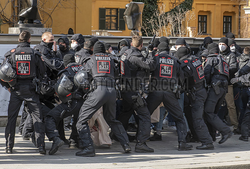 Polizeigewalt gegen Gegendemonstranten der Antifa,  die gegen AfD Kundgebung auf dem Königsplatz demonstrieren,  Polizeikessel vorm Lenbachhaus,  München 5. März 2022 nachmittags