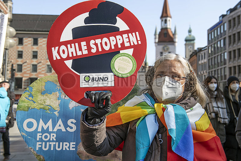 Teilnehmerin mit Plakat Kohle stoppen,  Klimastreik von Fridays for Future München,  Auftaktkundgebung am Marienplatz,  München,  4. März 2022