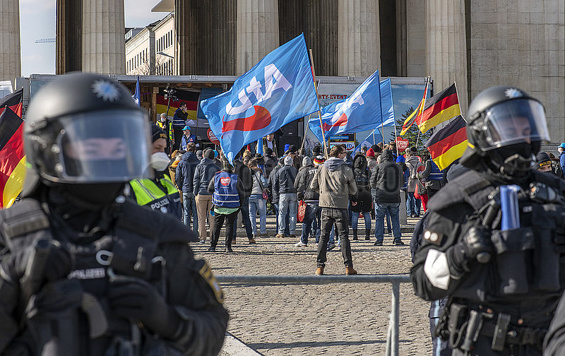 AfD Kundgebung,  Motto Gesund ohne Zwang,  auf dem Königsplatz,  u.a. gegen Impfpflicht,  Polizei,  München 5. März 2022 nachmittags