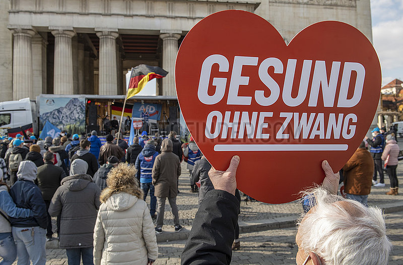 AfD Kundgebung,  Motto Gesund ohne Zwang,  auf dem Königsplatz,  u.a. gegen Impfpflicht,  München 5. März 2022 nachmittags