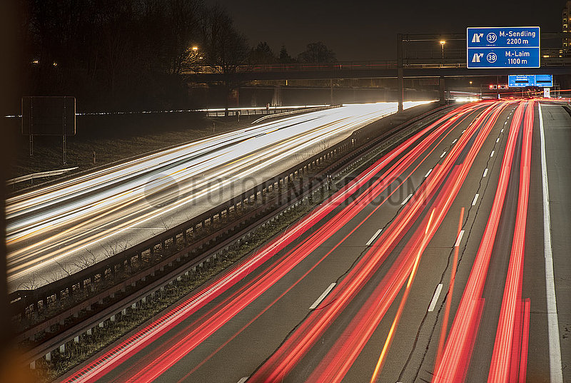 Autobahn A96,  München-Lindau,  Verkehr von oben gesehen,  9. März 2022,  abends