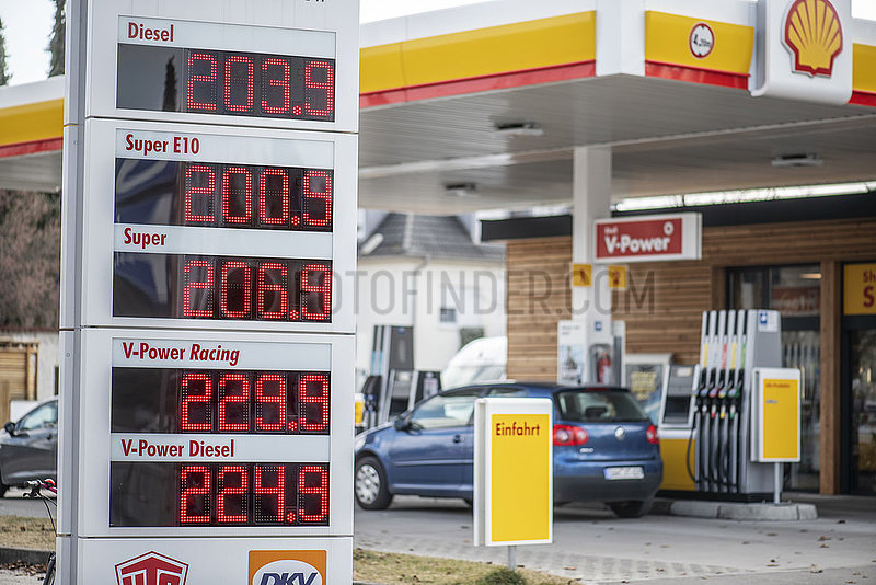Benzinpreise auf Rekordniveau,  über zwei Euro,  Tankstelle,  München,  5. März 2022