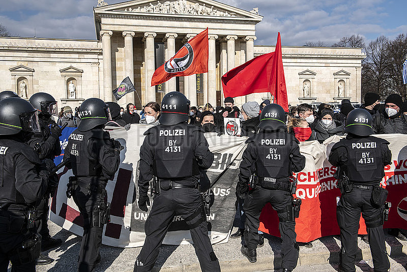 Polizei trennt Gegendemonstranten der Antifa von AfD Kundgebung ab,  auf dem Königsplatz,  München 5. März 2022 nachmittags