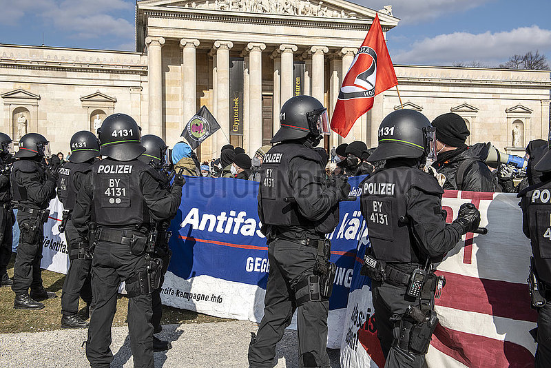 Polizei trennt Gegendemonstranten der Antifa von AfD Kundgebung ab,  auf dem Königsplatz,  München 5. März 2022 nachmittags