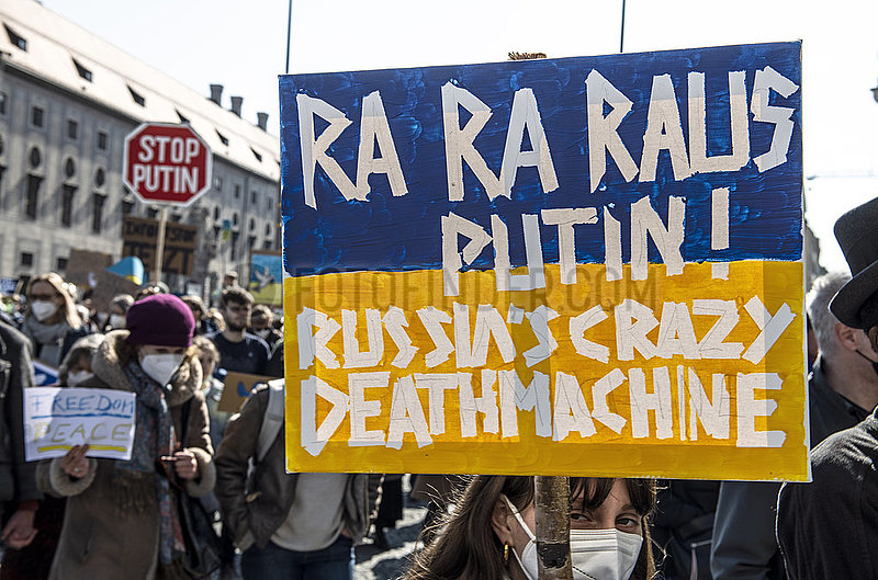 Anti-Putin-Plakat bei Kundgebung Frieden für die Ukraine,  Demo zieht vom Odeonsplatz zum Königsplatz,  12. März 2022