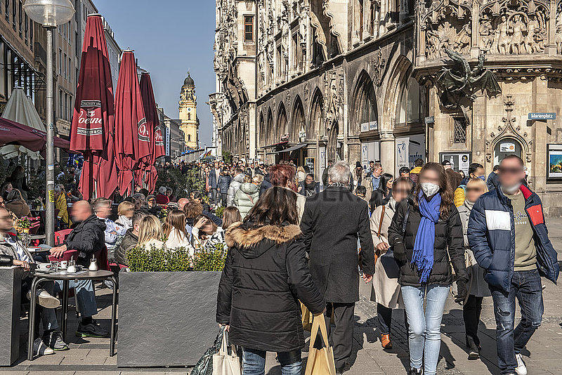 Viele Münchner genießen den strahlenden Tag,  gehen Shoppen oder Flanieren in der Innenstadt,  München,  12. März 2022