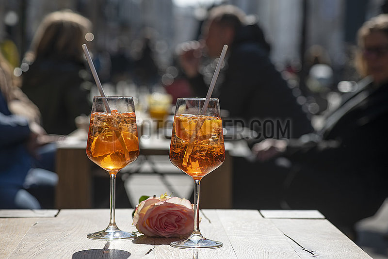 zwei Aperol stehen auf einem Cafetisch,  Symbol für das frühlinghafte Wetter,  viele Münchner genießen den strahlenden Tag,  München,  12. März 2022