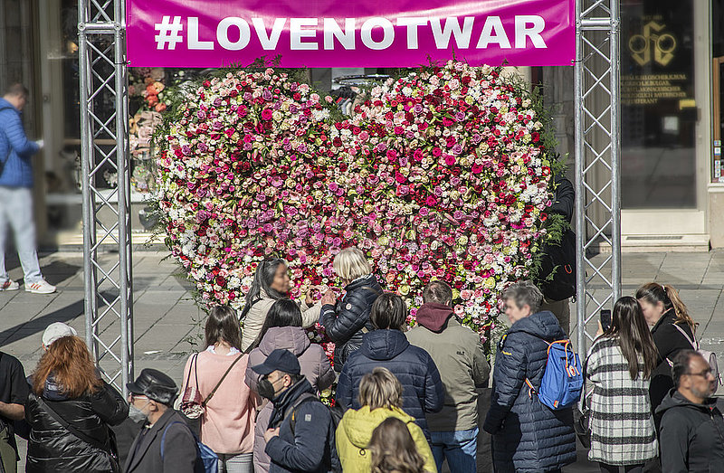 Blumenherz unter dem Hashtag lovenotwar auf dem Münchner Marienplatz,  europaweite Friedensaktion von Floristen,  München,  12. März 2022