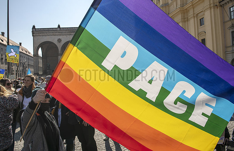Pace Fahne bei Kundgebung Frieden für die Ukraine,  Demo,  Odeonsplatz,  München,  12. März 2022