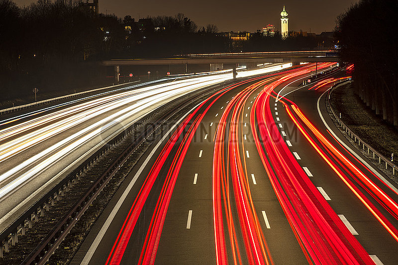 Autobahn A8,  München-Salzburg,  Autobahnende in München Ramersdorf,  Langzeitbelichtung,  11. März 2022,  abends