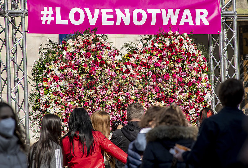 Blumenherz unter dem Hashtag lovenotwar auf dem Münchner Marienplatz,  europaweite Friedensaktion von Floristen,  München,  12. März 2022