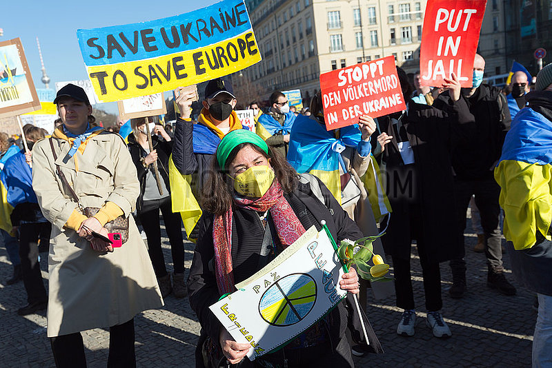 Berlin,  Deutschland,  DEU - Grossdemonstration gegen den kriegerischen Ueberfall Russlands auf die Ukraine.