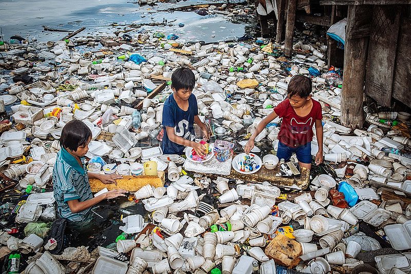 Children collecting Plastic