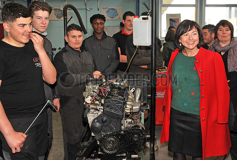 FRANCE. AVEYRON (12) RODEZ. CAROLE DELGA SOCIALIST PRESIDENT OF THE OCCITANIA REGION,  VISITING THE CHAMBER OF TRADES IN RODEZ IN A MECHANICAL WORKSHOP WITH THE PRESENCE OF STUDENTS