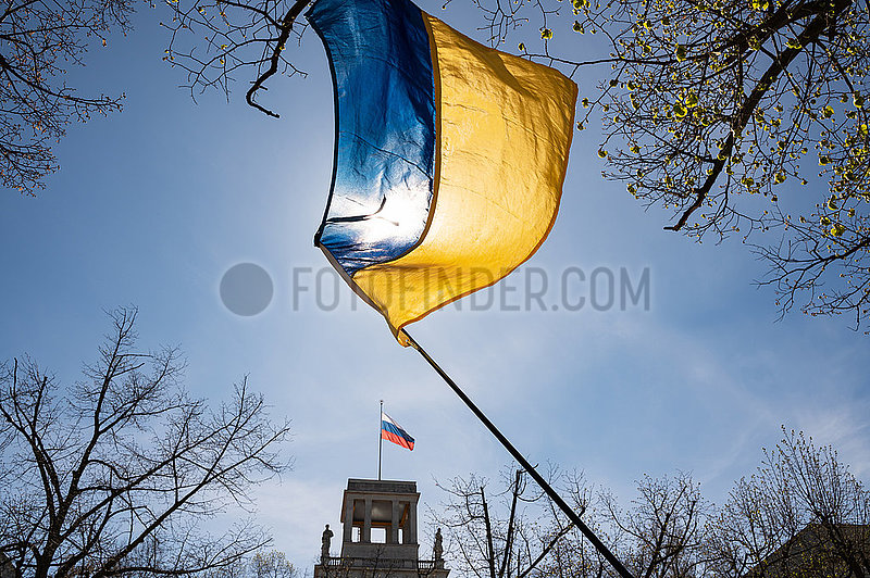 Berlin,  Deutschland,  Ukrainische Landsfahne weht vor der Russischen Botschaft im Bezirk Mitte