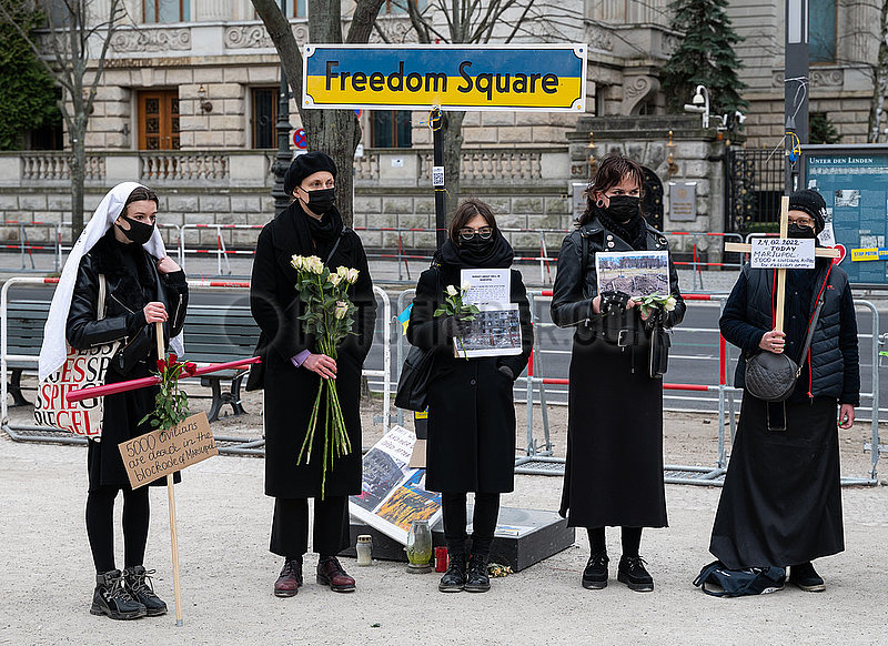 Berlin,  Deutschland,  Antikriegsaktion der Women in Black vor der russischen Botschaft anlaesslich des
Krieges in der Ukraine