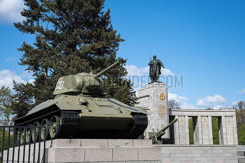 Berlin,  Deutschland,  T-34 Panzer am Sowjetischen Ehrenmal im Ortsteil Tiergarten