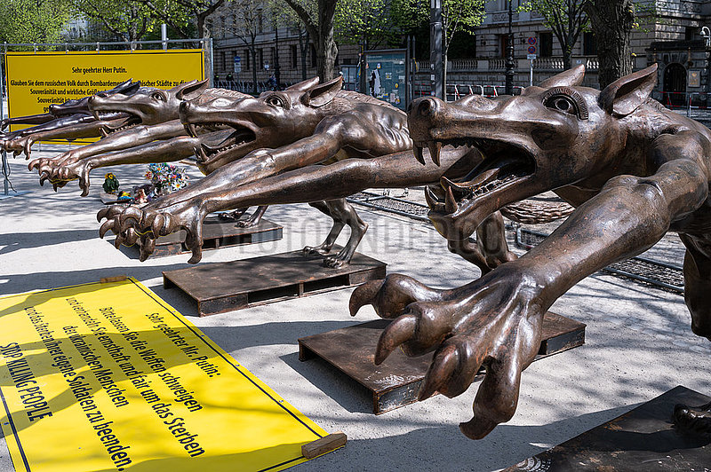 Berlin,  Deutschland,  Kunstinstallation Die Woelfe sind zurueck vor der russischen Botschaft Unter den Linden