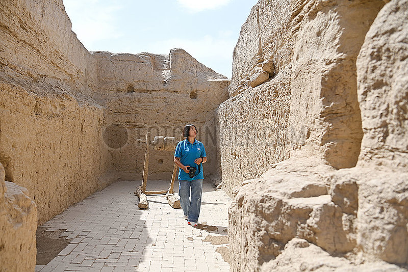 China-Xinjiang-Turpan-Jiaohe Ancient City-Conservators (CN)