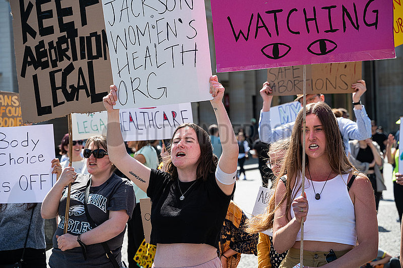 Berlin,  Deutschland,  Berlin,  Deutschland,  Befuerworter des Rechts auf Abtreibung (auch aus den USA) demonstrieren vor dem Brandenburger Tor