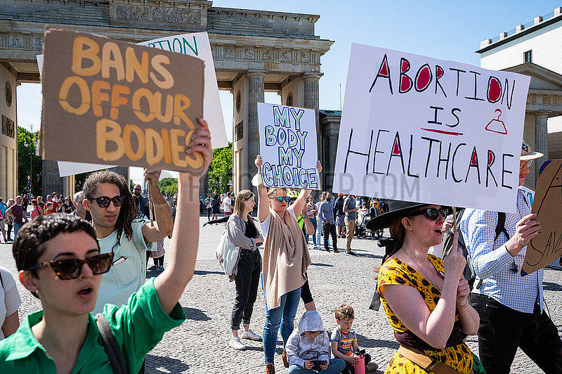 Berlin,  Deutschland,  Berlin,  Deutschland,  Befuerworter des Rechts auf Abtreibung (auch aus den USA) demonstrieren vor dem Brandenburger Tor