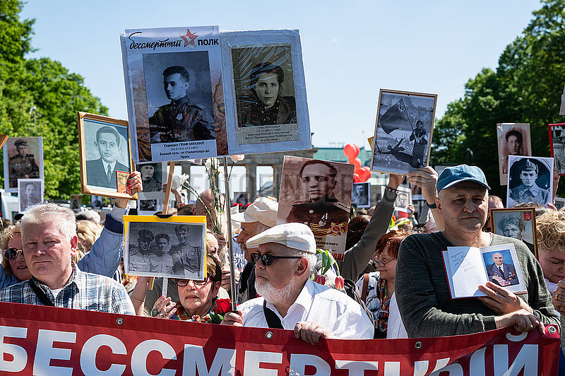 Berlin,  Deutschland,  Pro-russische Versammlung in Tiergarten zum 77. Jahrestag des 9.Mai am Tag der russischen Befreiung