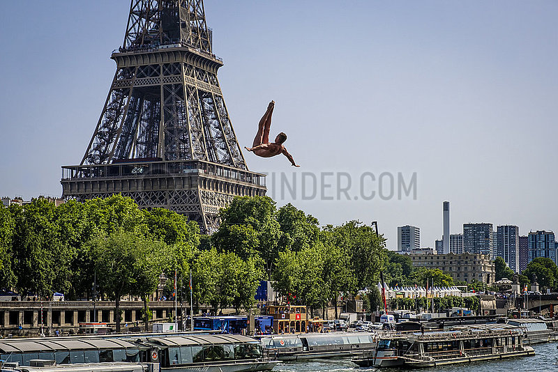 Frankreich. Paris (75) (16. Arrdt.) Aus Quai Debilly,  Right Bank of the Seine,  gegenüber dem Eiffelturm,  Red Bull Cliff Diving (hochfliegender Tauchwettbewerb - 27m für Männer und 21m für Frauen),  Zwischenstopp in Paris,  Juni,  Juni,  Juni 17 und 18,  2022