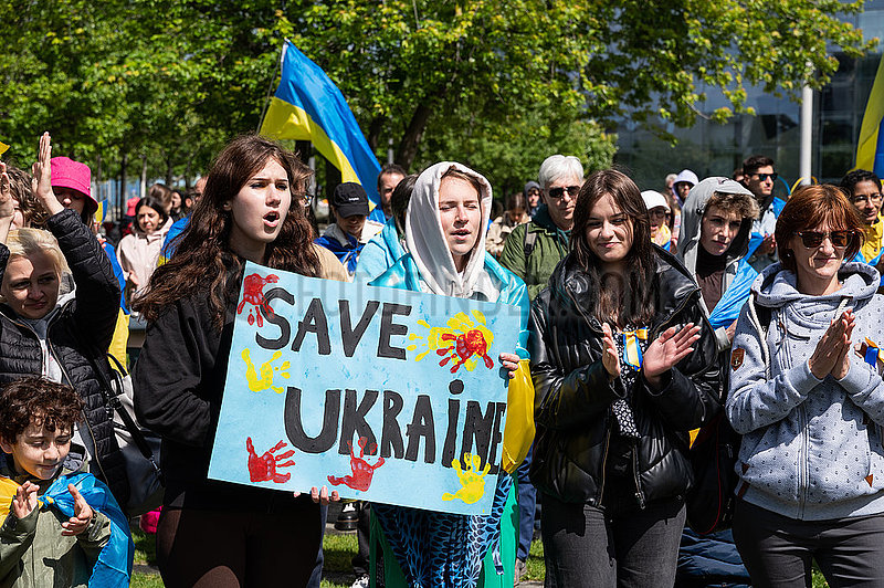 Berlin,  Deutschland,  Demonstration unter dem Motto Ukraine deserves EU membership! vor dem Bundeskanzleramt