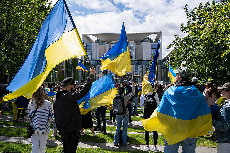 Berlin,  Deutschland,  Demonstration unter dem Motto Ukraine deserves EU membership! vor dem Bundeskanzleramt