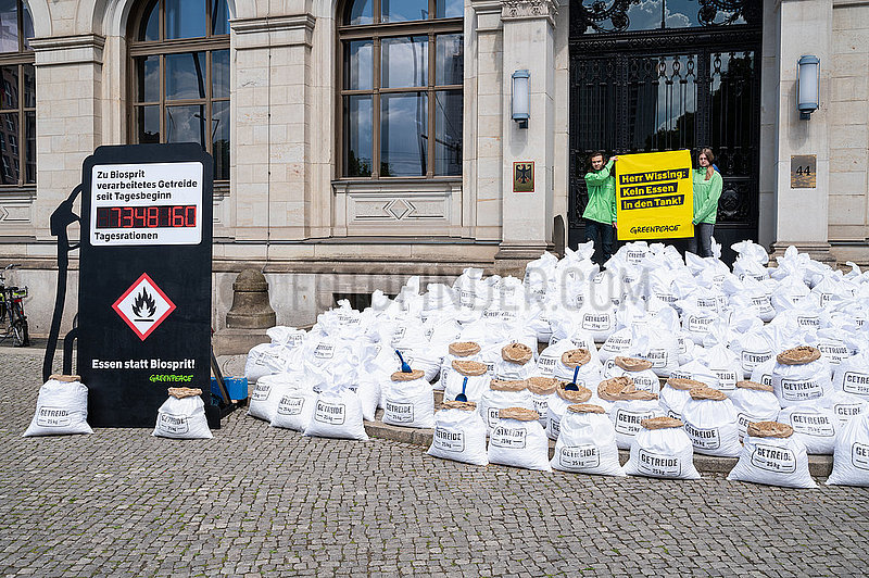 Berlin,  Deutschland,  Protest von Greenpeace gegen die Verarbeitung von Getreide zu Biokraftstoff fuer Kraftfahrzeuge