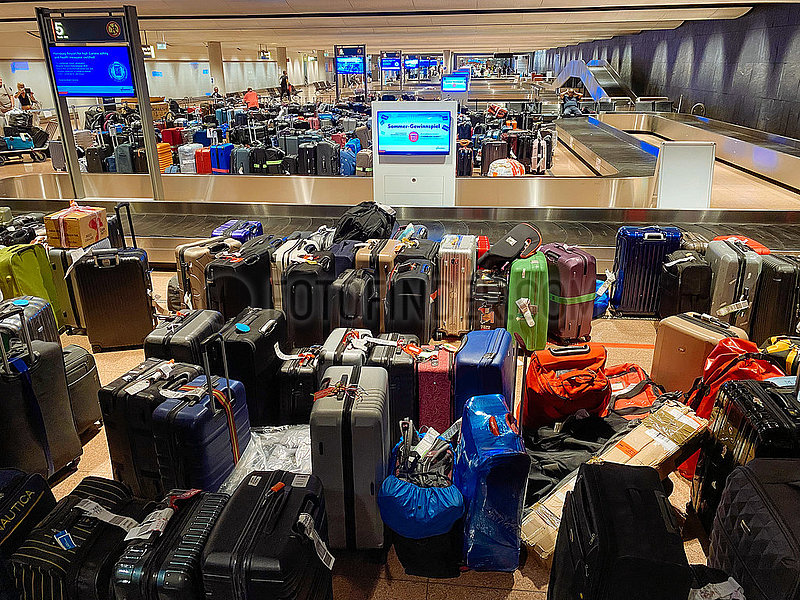 Kofferchaos an den Gepäckbändern im Helmut Schmidt Airport