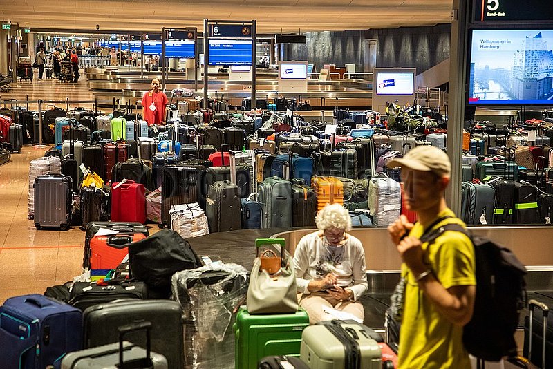 Kofferchaos an den Gepäckbändern im Helmut Schmidt Airport