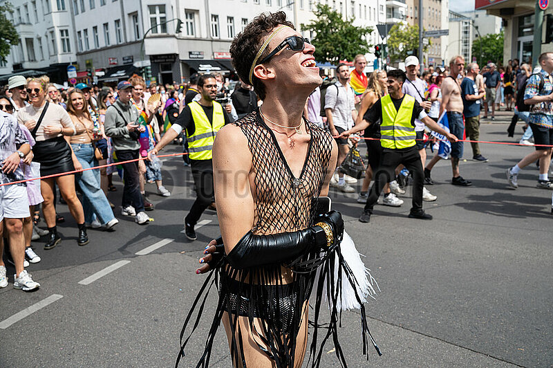 Berlin,  Deutschland,  Ein junger Teilnehmer tanzt auf der Parade des Christopher Street Day (CSD)