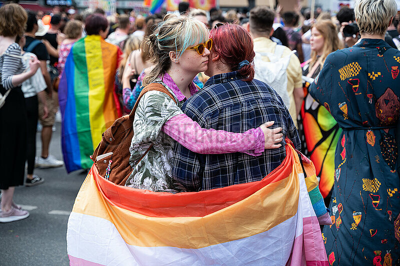 Berlin,  Deutschland,  Teilnehmer auf der Parade des Christopher Street Day (CSD) umarmen sich