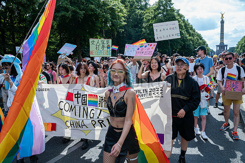 Berlin,  Deutschland,  Parade des Christopher Street Day (CSD) mit China Pride zieht entlang der Strasse des 17. Juni im Ortsteil Tiergarten