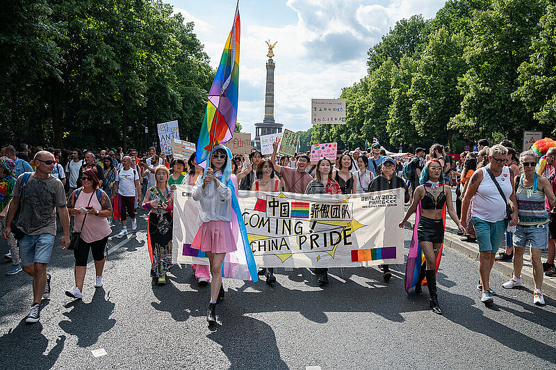Berlin,  Deutschland,  Parade des Christopher Street Day (CSD) mit China Pride zieht entlang der Strasse des 17. Juni im Ortsteil Tiergarten