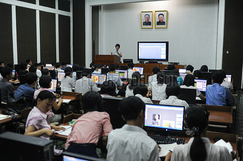 Pjoengjang,  Nordkorea,  Studenten sitzen an Bildschirmarbeitsplaetzen in der Grossen Studienhalle des Volkes