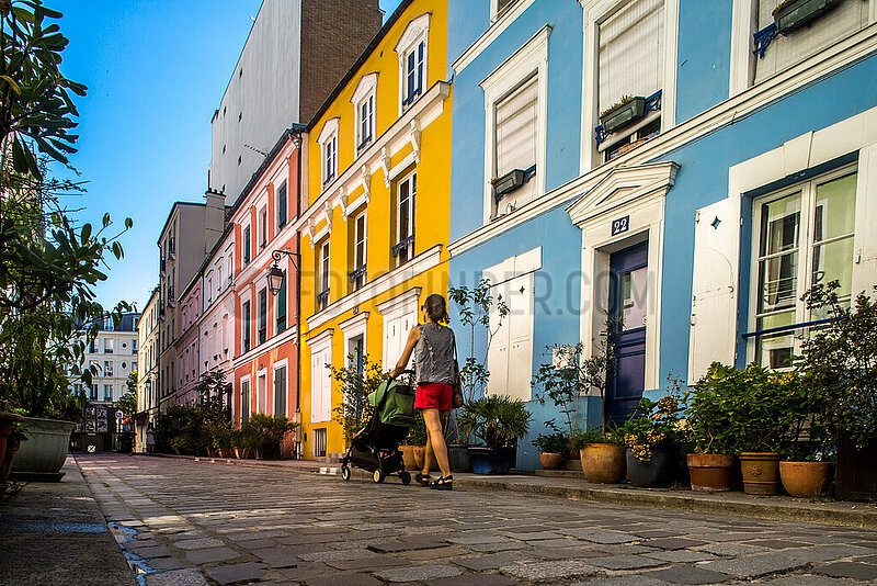 Frankreich. Paris (75) 12. Arrondissement. Die farbenfrohen Fassaden der Häuser in Rue Cremieux. Diese Straße ist zweifellos eine der farbenfrohsten Straßen der Hauptstadt,  aber auch die beliebteste bei Touristen und Instagrammer (sehr zum Leidwesen ... seiner Bewohner)