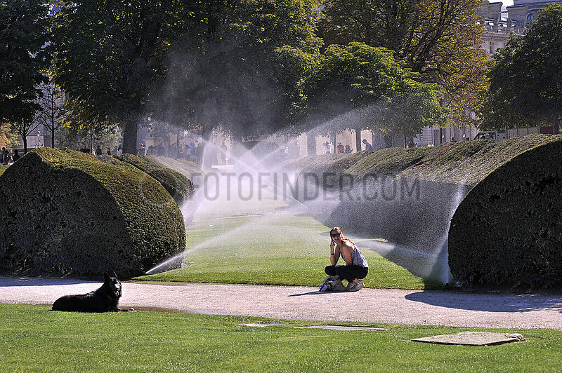 FRANCE. PARIS (75) 1 ST DISTRICT. THE 10 AUGUST 2022 AT THE TUILERIES GARDEN. DESPITE THE HEAT WAVE AND THE LACK OF WATER ,  THE WATERING OF THE LAWNS IS NOT SUSPENDED