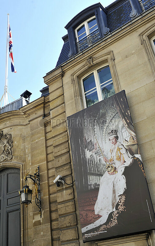 FRANKREICH. Paris (75) 8. Bezirk. September 2022,  Flagge bei der Hälfte und Tribut vor der britischen Botschaft,  über den Tod von Königin Elisabeth II.