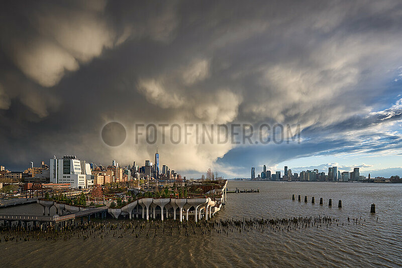 USA,  New York City,  Manhattan. Vorbei über Manhattan am Sonnenuntergang am Hudson River Park. Aussicht auf West Village,  World Trade Center und Downtown Jersey City