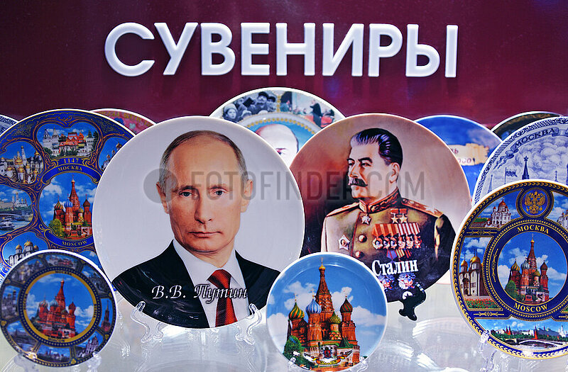 Russland,  Moskau,  Geschenke zum Verkauf im Aeroport mit Fotos von Staline und Poutine