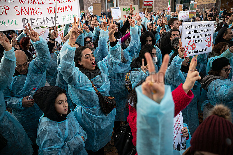 Berlin,  Deutschland,  Demonstration fuer Solidaritaet mit Mitarbeitern medizinischer Einrichtungen und gegen die Patientenrechtsverletzungen durch Sittenpolizei der Islamischen Regierung in Iran