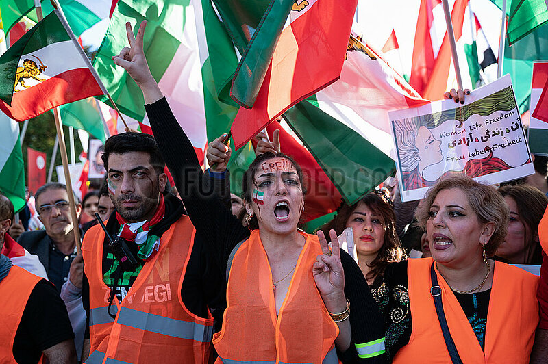 Berlin,  Deutschland,  Demonstranten bekunden ihre Solidaritaet mit den Protestierenden im Iran an der Siegessaeule
