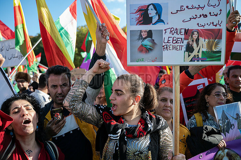 Berlin,  Deutschland,  Demonstranten bekunden ihre Solidaritaet mit den Protestierenden im Iran an der Siegessaeule