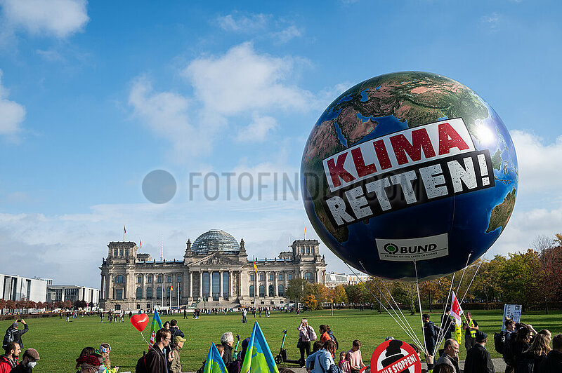 Berlin,  Deutschland,  Demonstration unter dem Motto Solidarisch durch die Krise Solidarischer Herbst