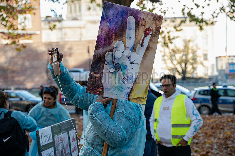 Berlin,  Deutschland,  Demonstration fuer Solidaritaet mit Mitarbeitern medizinischer Einrichtungen und gegen die Patientenrechtsverletzungen durch Sittenpolizei der Islamischen Regierung in Iran